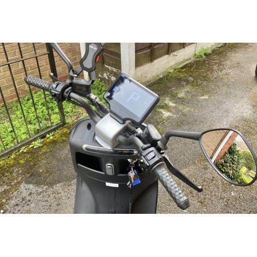 Yadea G5 - Grey Handlebars.jpg