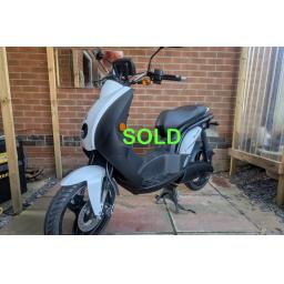 Peugeot Ludix White Electric Moped (6).jpg