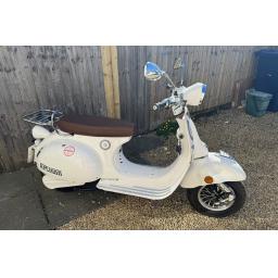 Artisan EV2000r White Electric Moped (3).jpg