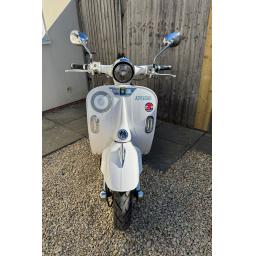 Artisan EV2000r White Electric Moped (2).jpg