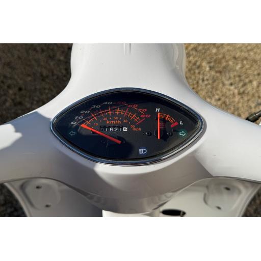 Artisan EV2000r White Electric Moped (5).jpg