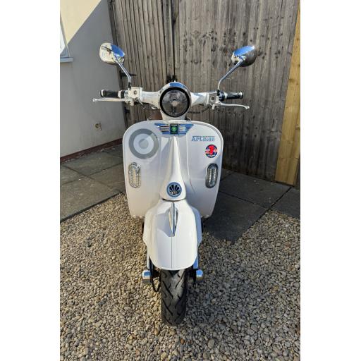 Artisan EV2000r White Electric Moped (2).jpg