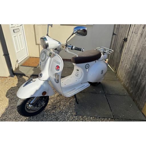 Artisan EV2000r White Electric Moped (4).jpg