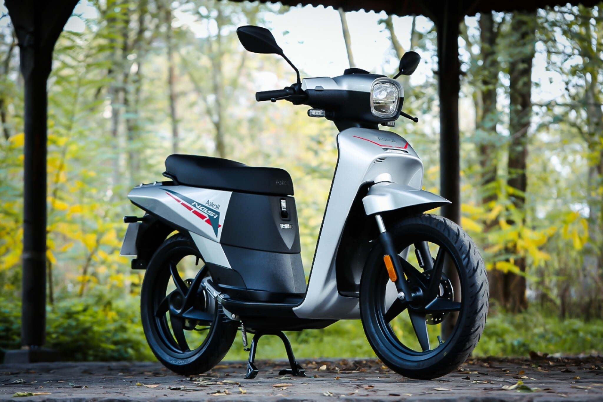 Askoll NGS2 Electric Scooter Lifestyle.jpg